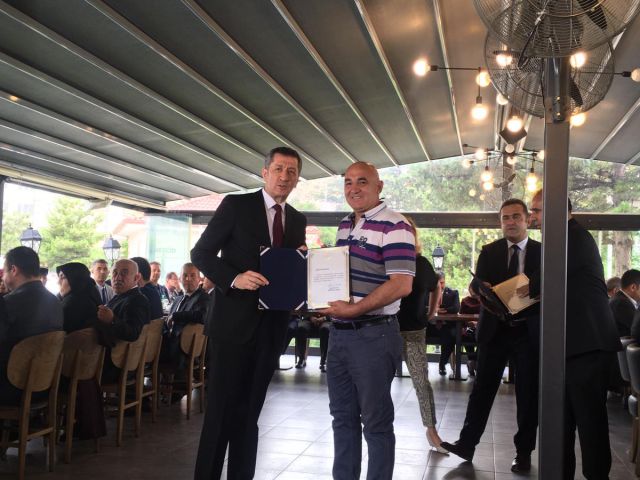 MİLLİ EĞİTİM BAKANI ZİYA SELÇUK'TAN,BAŞKAN MEHMET MÜHSÜRLER'E TEŞEKKÜR PLAKETİ